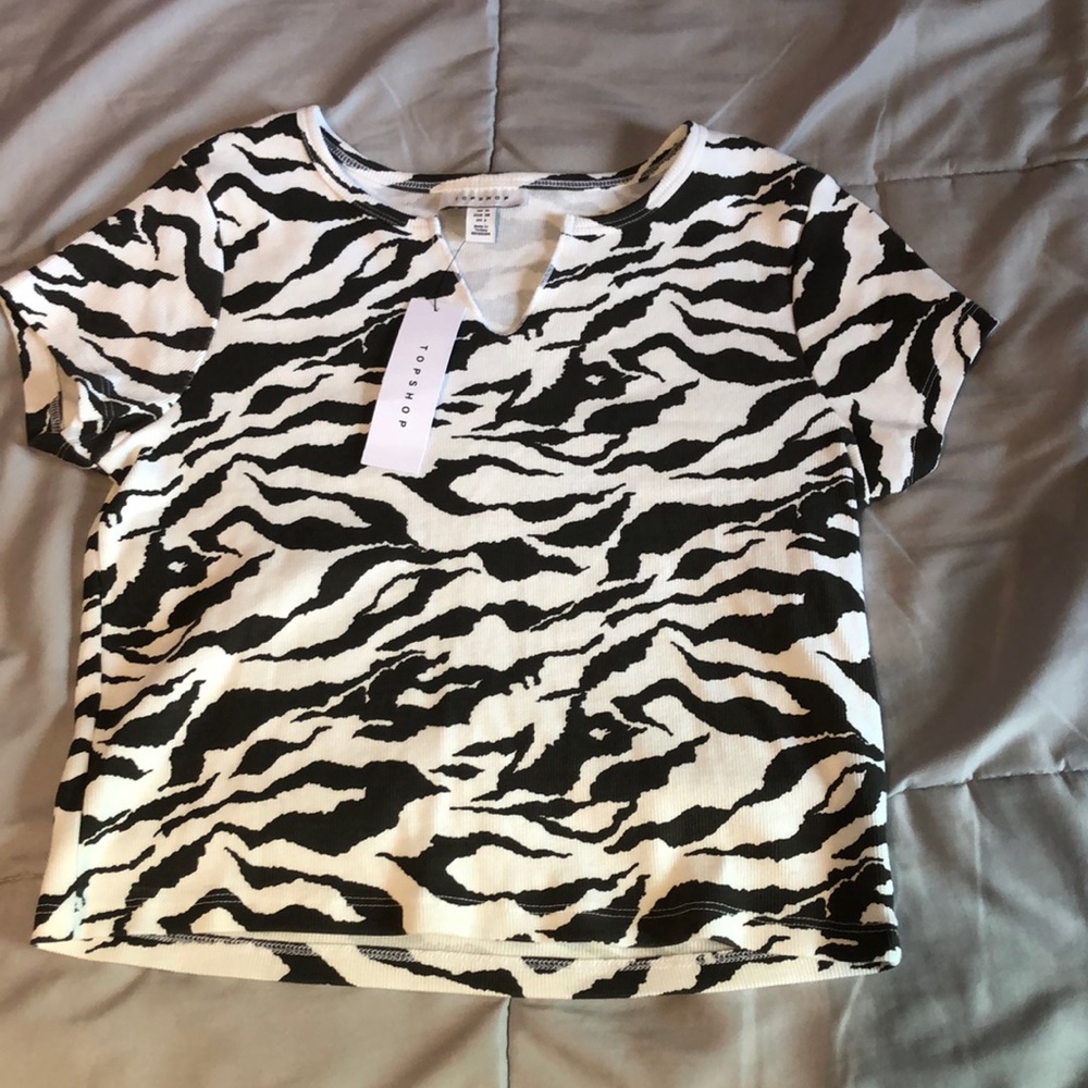 White and brown patterned short sleeved top!